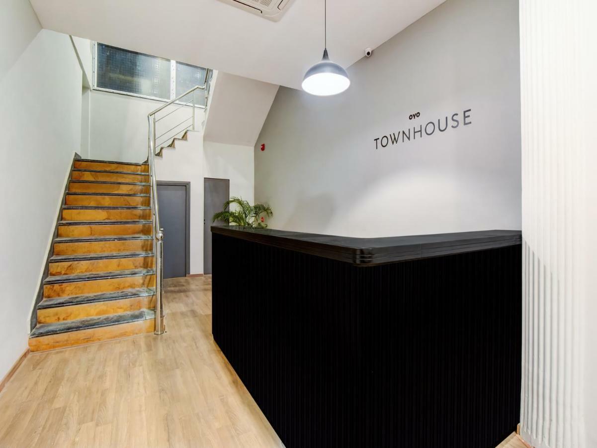 Oyo Townhouse 206 Military Containment Hotel